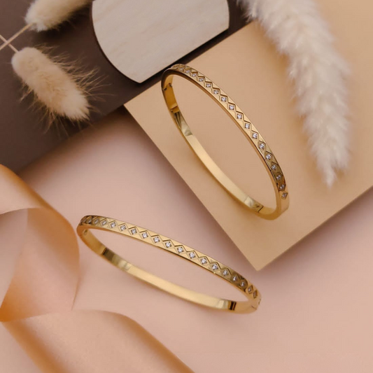 Slim bangle with diamond-pattern stones Bangle