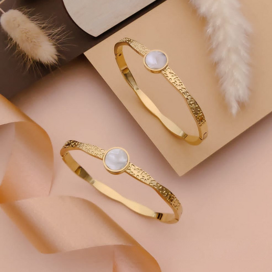 Round mother-of-pearl centerpiece with textured band Bangle